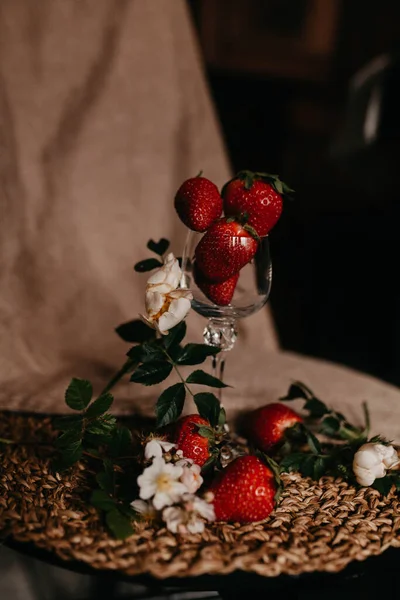 Stroberi Dalam Gelas Dengan Pinggul Mawar — Stok Foto
