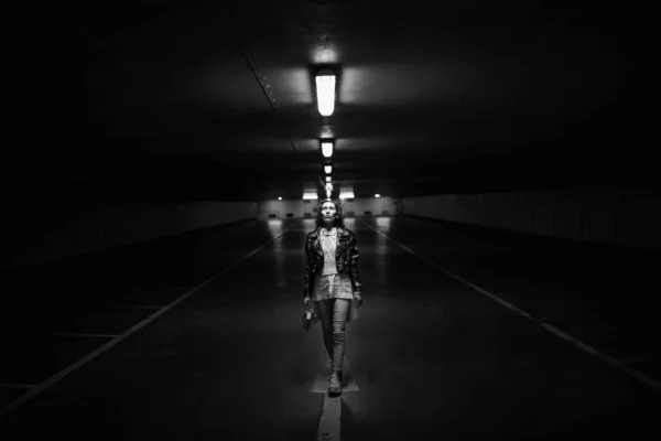Foto Hitam Dan Putih Wanita Berjalan Koridor Perkotaan — Stok Foto