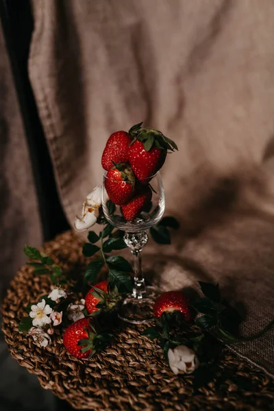 Stroberi Dalam Gelas Dengan Pinggul Mawar Stok Foto