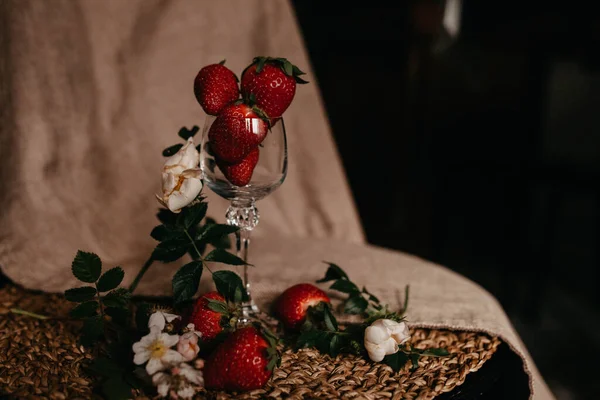 Stroberi Dalam Gelas Dengan Mawar Putih Stok Gambar