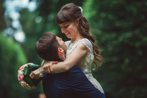 Parkta Gelin Damat Yeni Evli Çift Doğada Bir Düğünde — Stok fotoğraf