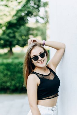 Sokak portresi güzel bayan, kameraya bakıyor..