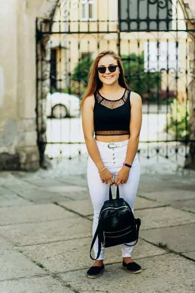 Retrato Rua Bela Senhora Olhando Câmera — Fotografia de Stock