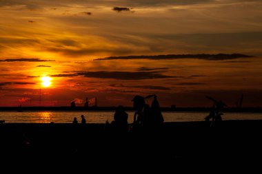 Şehir gün batımı, güneş okyanusunda gün doğumu.