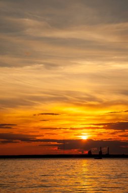 Şehir gün batımı, güneş okyanusunda gün doğumu.