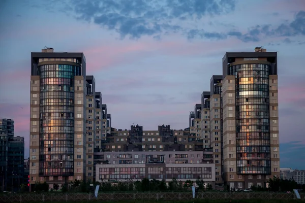 Hermosas Casas Atardecer Ciudad Simetría Geometría Arquitectura —  Fotos de Stock