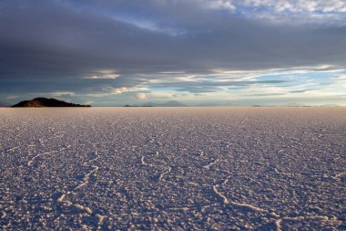 Bolivya 'daki Uyuni tuzlu bataklığı güzel gün batımları ve günbatımları