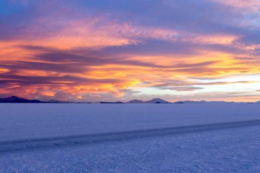 Bolivya 'daki Uyuni tuzlu bataklığı güzel gün batımları ve günbatımları