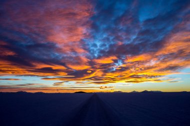 Bolivya 'daki Uyuni tuzlu bataklığı güzel gün batımları ve günbatımları
