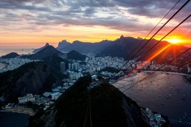 Brezilya 'nın gün batımında, Sugarloaf Dağı' ndan Rio de Janeiro şehri manzarası 