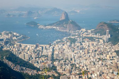 Brezilya 'nın dağından Rio de Janeiro şehrinin manzarası