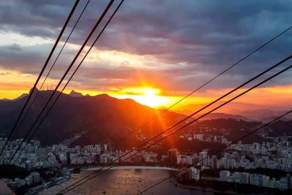 ブラジルの日没時にシュガーローフ山からリオデジャネイロの街の景色 — ストック写真