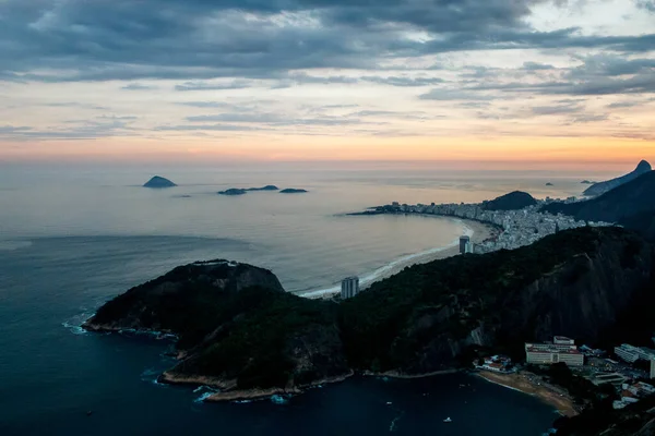 ブラジルの日没時にシュガーローフ山からリオデジャネイロの街の景色 — ストック写真