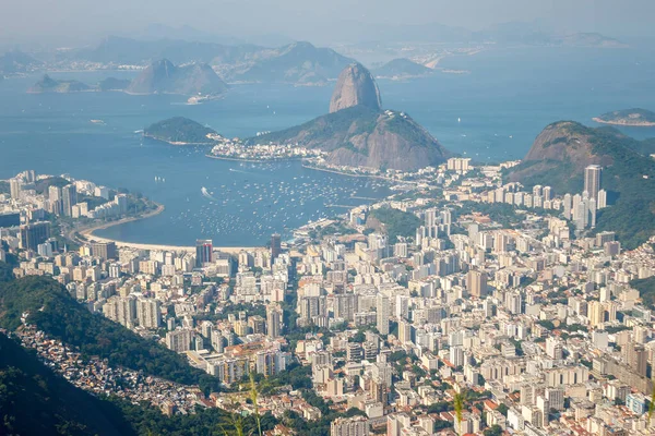 Brezilya 'nın dağından Rio de Janeiro şehrinin manzarası