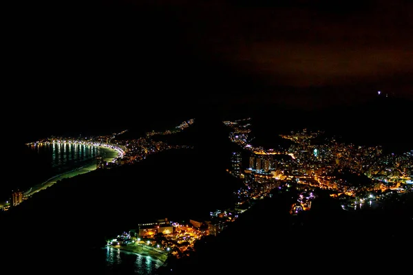 日落时从Sugarloaf山俯瞰里约热内卢市的夜景 — 图库照片