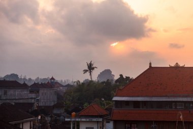 Ubud 'da şafak, Endonezya' nın Bali adasının çatısında