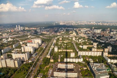Moskova 'nın kuş bakışı görüntüsü. Ostankino TV kulesinin manzarası..