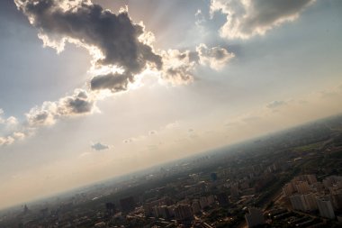 Moskova 'nın kuş bakışı görüntüsü. Ostankino TV kulesinin manzarası..