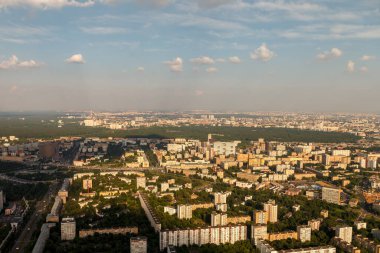 Moskova 'nın kuş bakışı görüntüsü. Ostankino TV kulesinin manzarası..