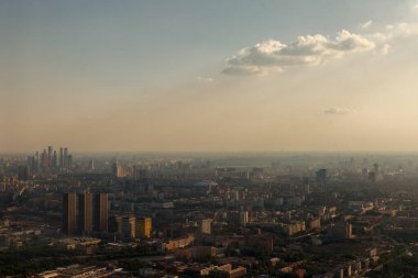 Moskova 'nın kuş bakışı görüntüsü. Ostankino TV kulesinin manzarası..