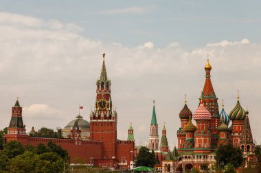 Moskova 'nın Kremlin' i. Spasskaya kulesi ve St. Basil Katedrali. Moskova Şehri, Rusya