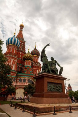 St. Basil Katedrali ve Kremlin 'in kırmızı meydanındaki Minin ve Pozharsky anıtı. Moskova Şehri, Rusya