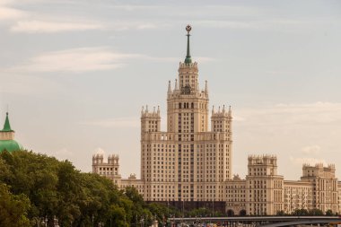 Moskova Nehri 'nin seti ve Moskova' daki Ukrayna Oteli 'nin manzarası. Zaryadye Parkı 'nın gözlem köprüsünden görüntü