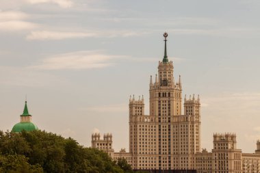 Moskova Nehri 'nin seti ve Moskova' daki Ukrayna Oteli 'nin manzarası. Zaryadye Parkı 'nın gözlem köprüsünden görüntü