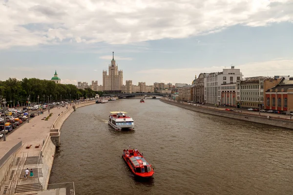 モスクワ川とモスクワのホテルウクライナの堤防のビュー ザリアディ公園の展望橋からの眺め — ストック写真