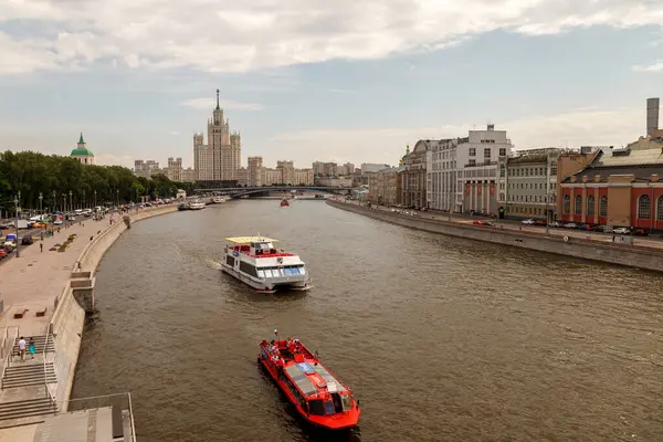 Άποψη Του Αναχώματος Του Ποταμού Μόσχα Και Ξενοδοχείο Ουκρανία Στη — Φωτογραφία Αρχείου