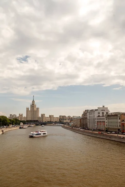 モスクワ川とモスクワのホテルウクライナの堤防のビュー ザリアディ公園の展望橋からの眺め — ストック写真