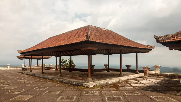 バリ島の放棄されたホテルの赤い屋根 美しい風景 — ストック写真
