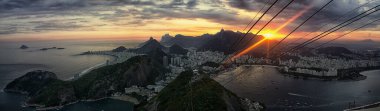Rio de Janeiro Panoraması, gün batımında Rio de Janeiro 'nun kuş bakışı görüntüsü, Sugarloaf Dağı, Brezilya, Güney Amerika' dan güzel manzara