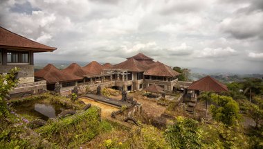 Endonezya 'da Bali' de terk edilmiş bir otel olan Bedugul Taman Rekreasi Hotel & Resort 'un bölgesi