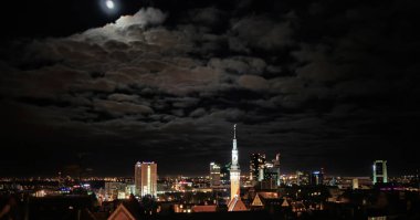 Eski ortaçağ kasabası, St. Olav 's Baptist kilisesi ve Tallinn şehir duvarı, Tallinn, Estonya. Kuzey Baltık Denizi bölgesinde ortaçağ duvarlı şehir