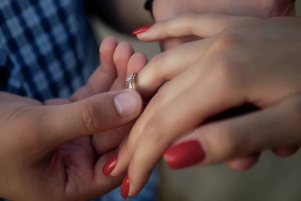 Ofrece Mano Corazón Prometida Primer Plano Mano Masculina Con Anillo — Foto de Stock