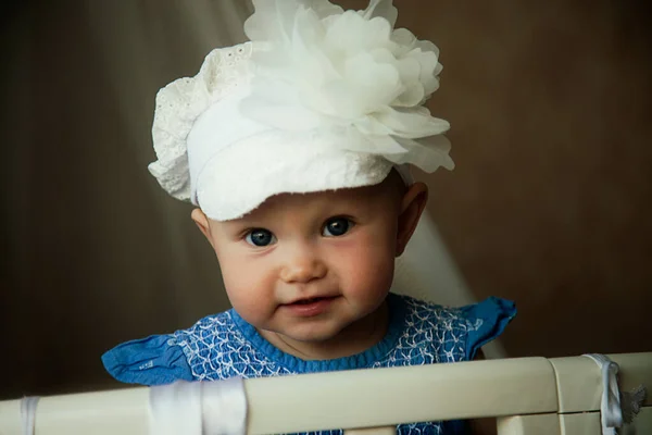 Bayi Mungil Yang Menawan Dengan Topi Yang Indah Melihat Langsung — Stok Foto