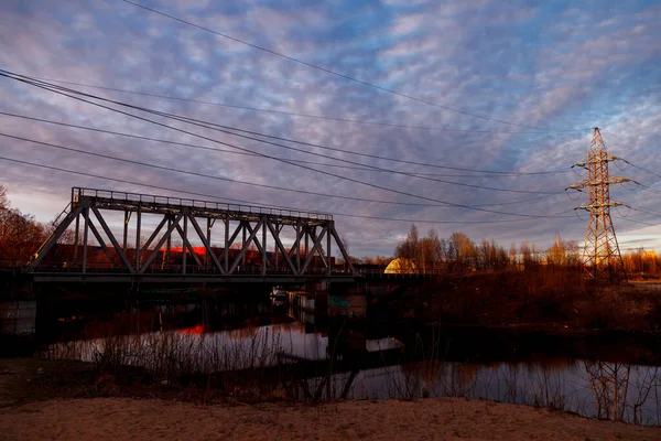 Puente Ferroviario Sobre Río Líneas Eléctricas Alta Tensión Zona Industrial — Foto de Stock