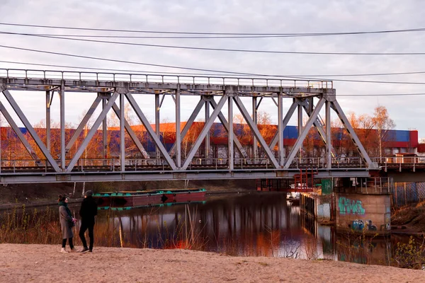 Dos Personas Hablan Sobre Trasfondo Puente Ferroviario Una Zona Industrial — Foto de Stock