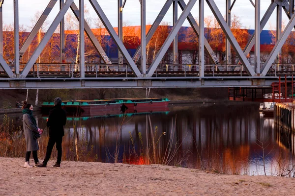 Dos Personas Hablan Sobre Trasfondo Puente Ferroviario Una Zona Industrial — Foto de Stock