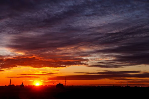 Hermoso Atardecer Colorido Sobre Horizonte Ciudad Magníficas Nubes Sobre Los — Foto de Stock