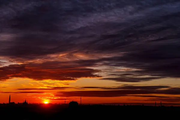 Krásný Barevný Západ Slunce Nad Obzorem Města Nádherné Mraky Nad — Stock fotografie
