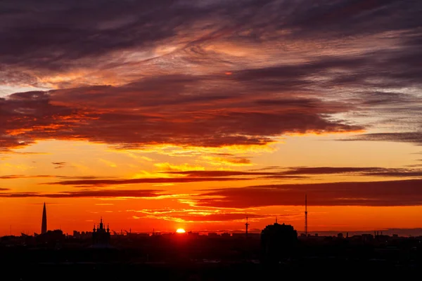 Schöner Farbenfroher Sonnenuntergang Über Dem Stadthorizont Prächtige Wolken Über Den — Stockfoto