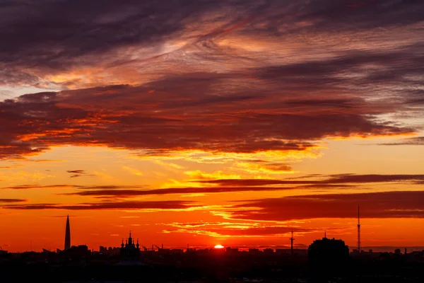 Hermoso Atardecer Colorido Sobre Horizonte Ciudad Magníficas Nubes Sobre Los — Foto de Stock