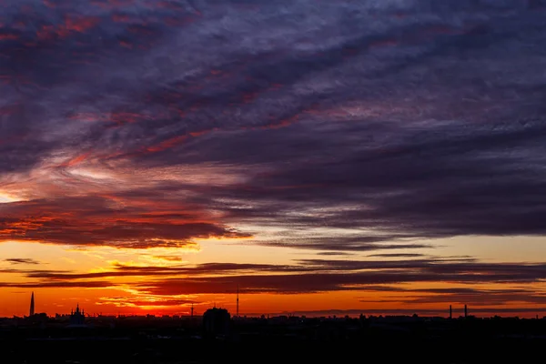 Hermoso Atardecer Colorido Sobre Horizonte Ciudad Magníficas Nubes Sobre Los — Foto de Stock