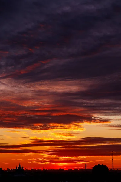 Piękny Kolorowy Zachód Słońca Nad Horyzontem Miasta Wspaniałe Chmury Nad — Zdjęcie stockowe