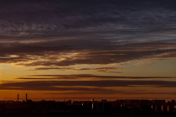 Schöner Farbenfroher Sonnenuntergang Über Dem Stadthorizont Prächtige Wolken Über Den — Stockfoto