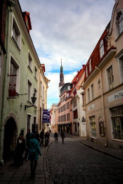 Tallinn, Estonya - 22 Ekim 2013 Old Tallinn 'de dar sokaklar