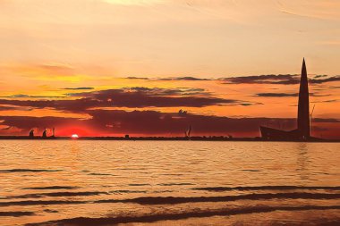 Deniz kıyısında güzel desenli bulutlarla güzel bir günbatımı. Harfleriniz ya da logonuz için alanı olan yaratıcı bir arkaplan