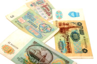 1991 'den kalma Sovyet rublesi. SSCB 'nin banknotları. 1991 'de ruble. Devalüasyondan sonra parayı nakde çevirmek için. Beyaz arka planda faturalar, finans ve nadir paraların toplanması